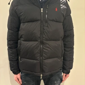 Svart vinterjacka från ralph lauren - Säljer en väldigt eftertraktad dunjacka från Ralph lauren. Jackan är väldigt varm och bekväm, Men även en väldigt snygg jacka som passar bra nu till vintern! Skick 9,5/10 använd 1 gång är som ny! Storlek S. Nypris 5400kr! Mitt pris: 3500kr: Kvitto finns självklart! Bara höra av dig vid minsta lilla fråga eller fundering! Priset kan diskuteras vid snabb affär!