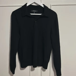 Svart långärmad tröja från Lawrence Grey - Snygg svart långärmad kashmirpullover tröja från Lawrence Grey i storlek M. Liten i storleken och passar därför även storlek S. Pris går att diskuteras!Nypris: 3450 kr