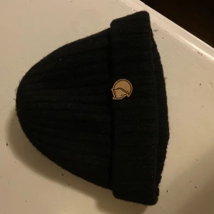 Fjällräven mössa - En svart fjällräven mössa i fint skick! Bara att skriva vid funderingar !Äkta!🙌