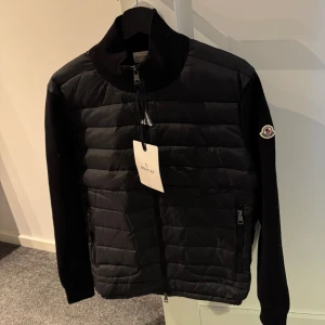 Moncler Cardigan - Moncler Cardigan Svart, storlek M. Hör av er vid eventuella frågor. 