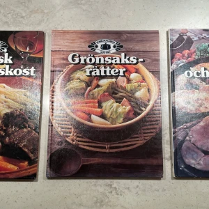 Grönsaksrätter - Kokböcker tre stycken med fokus på grönsaksrätter, perfekt för den som vill utforska vegetariska alternativ. Boken har ett omslag med en bild av en gryta fylld med olika grönsaker. En del av serien 'Gammaldags god mat'.