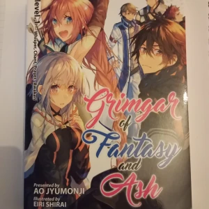 Grimgar of Fantasy and Ash - Denna light novel är en fantasyberättelse som inspirerat en kritikerrosad anime. Följ Haruhiro och hans vänner när de vaknar upp i en okänd värld med minnesförlust och måste samarbeta för att överleva i Grimgar, en värld fylld av monster och magi.