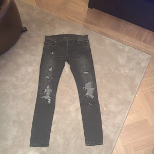 Gråa  jeans från Balmain - Snygga gråa  jeans från Balmain med slitna detaljer och en tight passform. De har en klassisk femficksdesign och en låg midja. Sliten design på baksida ben, se bild.