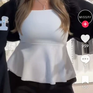 Vit peplumtop från Missay - Snygg vit peplumtop från Missay som tyvärr aldrig kommit till användning. Topen har lappen kvar så den är i nytt skick. Toppen är i storlek xs/s och är i stretchigt material. Kontakta för mer information💞