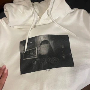 Vit hoodie med tryck - Säljer en vit hoodie med ett svartvitt tryck på framsidan och texten '/STAY'. Hoodien har en klassisk design med dragsko i huvan och en bekväm passform. Köpt på Carlings🧡