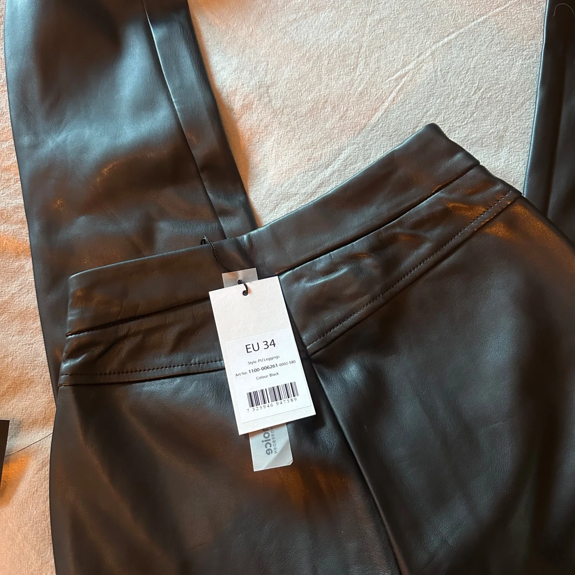 PU-byxor från NA-KD - 92