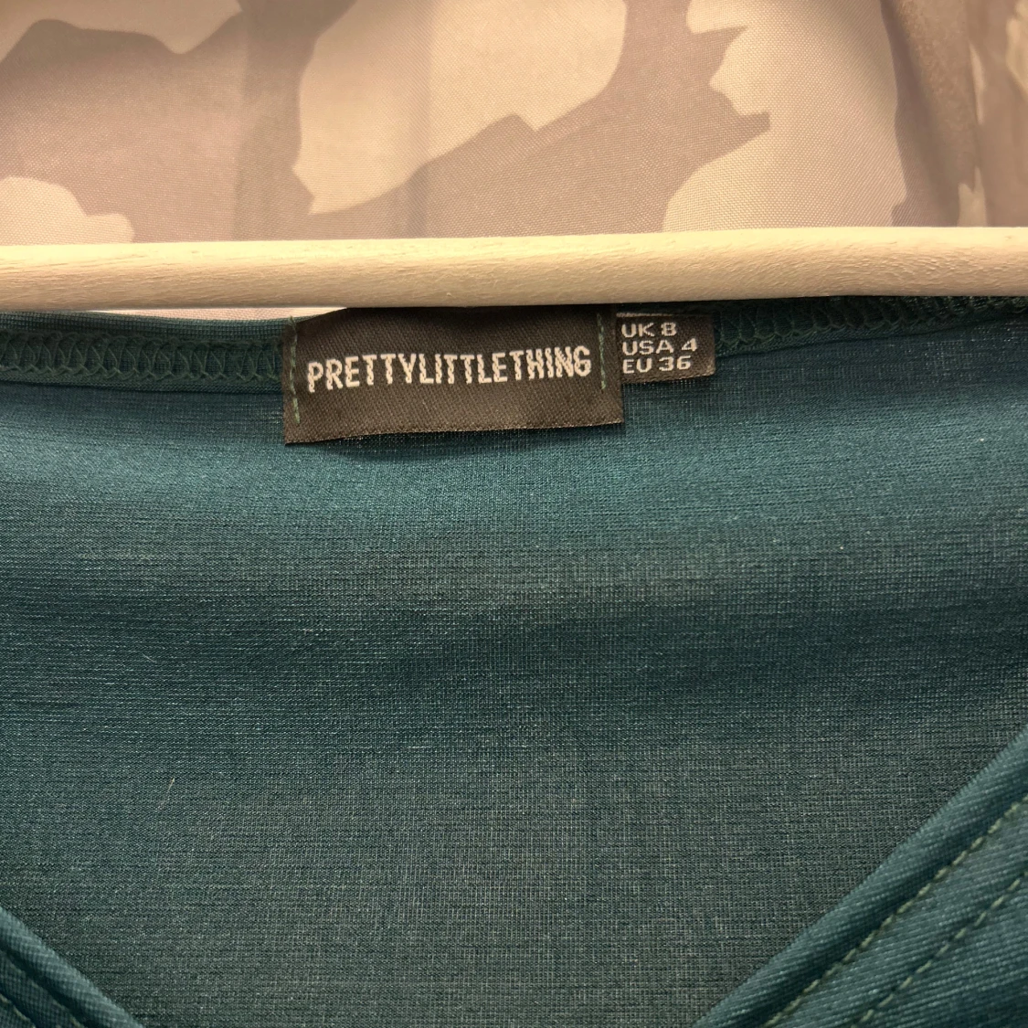 Mörkgrön croppad topp från PrettyLittleThing - 91