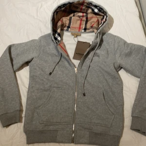 Burberry hoodie  - Helt ny grå burberry hoodie i small passar bra på nån som är cirka 170. Fraktar inom 24 timmar