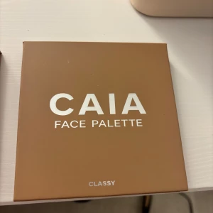 Caia classy palette  - Snygg face palette från CAIA med fyra olika nyanser: contour, blush, bronzer och highlighter. Perfekt för att skapa en komplett look med både definition och glow. Kompakt design med spegel inuti för enkel applicering. Använd några gånger men säljer för tycker ej den passar mig!!