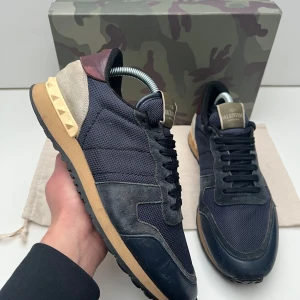 Valentino rockrunners  - Säljer nu dessa valentino rockrunners i storlek 41 passar 42 skick 8/10 Pris 2299kr | Ingår Box samt skor 