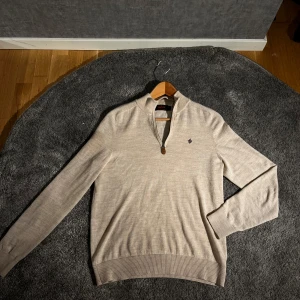 Morris merino halfzip - Snygg beige tröja från Morris i merinoull. Nypris är 1700kr. Tröjan är i bra skick förutom att den är knottrig men annars har den inga andra fel. Hör av er vid funderingar