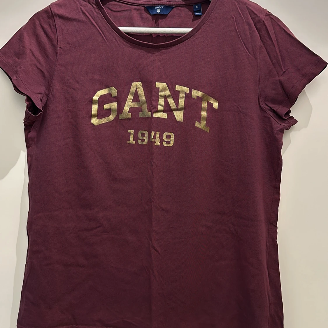Vinröd t-shirt från GANT