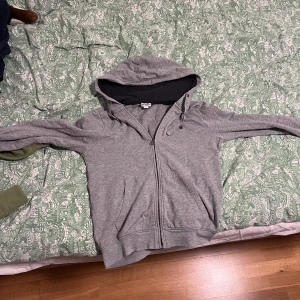 Polo Zip Hoodie - Säljer min gråa Polo zip hoodie då den inte passar längre. Hoodien är storlek M men sitter lite tajtare så kan även passa S. Den är knappt använd och har inga fläckar eller liknande. Priset är inte fast, tar emot bud!