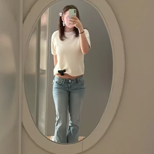 Lågmidjade jeans  - Säljer ett par snygga Lågmidjade jeans från Gina. Jag har sytt dom lite grann , kan få se fler bilder på de. Bara sytt de lite mer låga och sytt på benen för o forma🥰