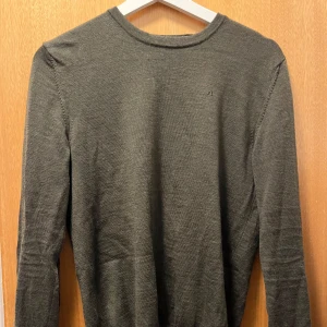 Olivgrön tröja från J.Lindeberg - Tröja från J Lindeberg, merino ull. Perfekt skick knappt använd :)