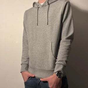 Grå Jack & Jones hoodie - Säljer nu denna feta gråa jack&jones hoodien i väldigt bra skick | Perfekt för vardagen | Storlek M men passar S | Hör av er vid frågor och funderingar | Pris går att diskuteras vid snabb affär