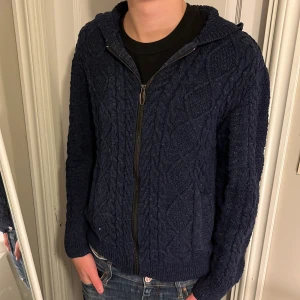 Stickad zip hoodie! - Snygg stickad hoodie, vet ej märke men otroligt skön! Perfekt nu till kalla väder