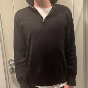 Zara halfzip - Säljer en snygg halfzip i fint skick från Zara. Storleken är S och killen på bilden är 180. Tveka inte att fråga