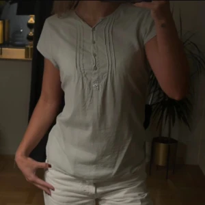 Mintgrön blus med fina detaljer - Jättefin blus som inte kommer till användning 🤍 står att det är i stl L men sitter som m/s 🤍
