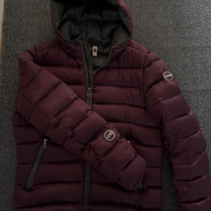 Colmar jacka  - Snygg vinröd jacka från colmar. Passar perfekt till vintern och hösten. Lite sliten vid ärmarna. Storlek 42. Passar bra på mig som har S/M i jacka.