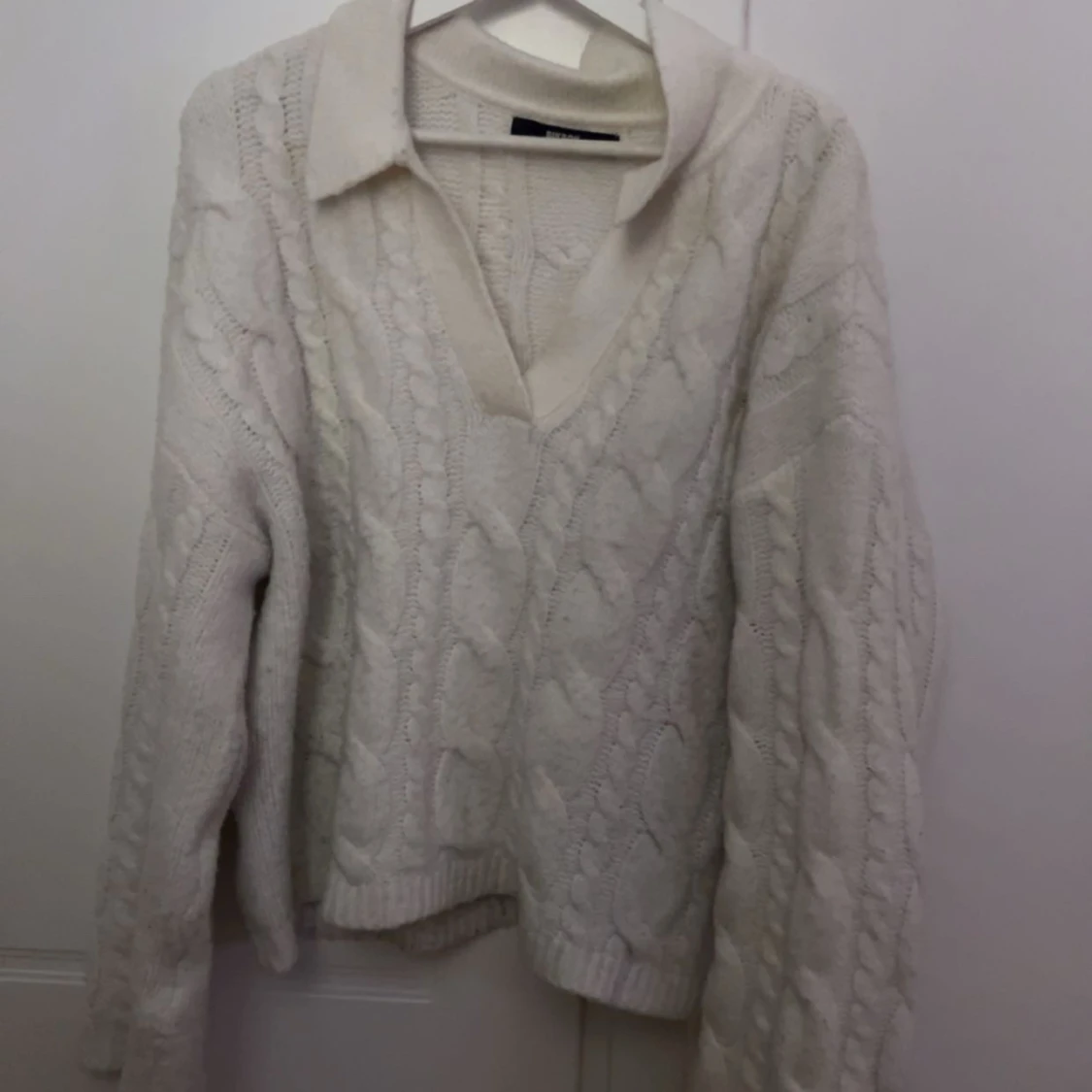 Vit/beige stickad tröja från bikbok