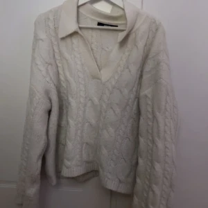 Vit/beige stickad tröja från bikbok - Storlek M. Använd några gånger. Oversized