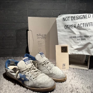 Golden goose - Tja säljer dessa tvär feta golden goose blastar är i taskig skick men kanske går att fixa upp säljer dom billigt vill bli av med dom har allt og till dom bytte är intressant hör av dig vid minsta fundering mvh William!