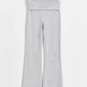 Grå yoga pants - Säljer ett par bekväma grå yogapants från gina young!