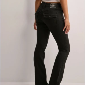True religion jeans  - Svarta true religion jeans, endast använda en gång för att de är för stora för mig så i nytt skick pris kan diskuteras 🩷
