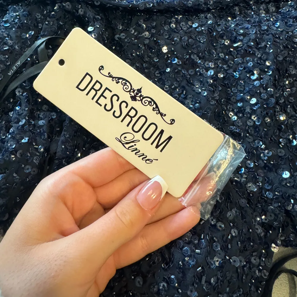 Säljer nu min fantastiska balklänning från Dressroom Linné. Klänningen är glittrig med paljetter och har en v-ringad design. Jättefin passform, skriv gärna till mig om ni har frågor eller vill ha fler kort❤️ Har lämnat in den hos skräddare efter användning så den är i helt nyskick! Därav detta priset!! Prisförslag tas gärna emot också🥰påsen medföljer och även en massa extra paljetter . Mekot.