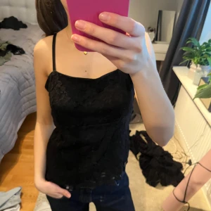 Svart spetslinne - Svart linne i spets. Jättesött. Lite stor på mig så skulle att den är stl M typ. Inte så använd 