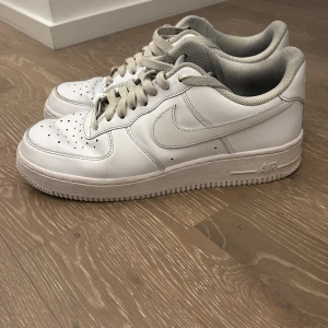 Nike air force - Tja, säljer ett par vita air force 1. Jag skulle säga att de e i skick 7 av 10. De e lite sönder på under sulan. (Box ingår ej)