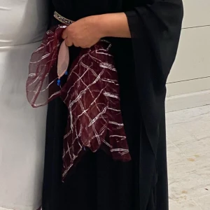 Svart klänning med gulddetaljer - Har använt bara 1 gång. Storlek som passar tilm 36-38-40