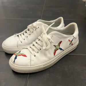 Arigato skor  - Jättesnygga arigato skor, är använda men är i jätte bra skick, priset kan diskuteras 💕