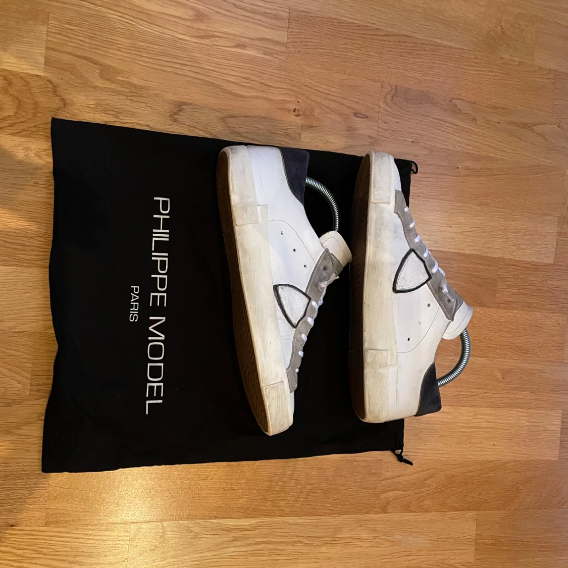 Vita sneakers från Philippe Model - 90