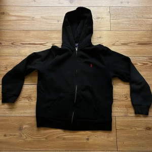 Raplh lauren zip up - Säljer en stilren svart hoodie från Polo Ralph Lauren med dragkedja. Tröjan är i nyskick! Hör av er vid minsta lilla fundering. Pris kan diskuteras vid snabb affär!👕👍