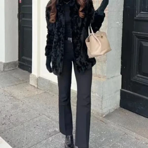 BikBok Vilma kostymbyxa - Svarta kostymbyxor från BikBok modell Vilma midwaist. Stl 34 (xs). Innerbenslängd ca 80 cm. Använda 2 ggr, så i princip nyskick. Nypris var 499kr.