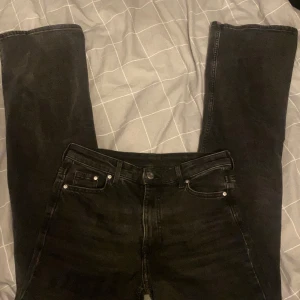 Svarta jeans - Jättefina svarta jeans från h&m. Skulle säga dom e high waist men inte överdrivet. Bootcut modell i st 34. I bra skick!