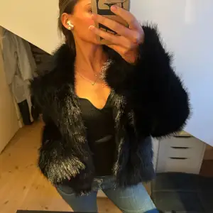 Snygg svart pälsjacka, använd fåtal gånger. Säljs inte längre, nypris 700kr💞