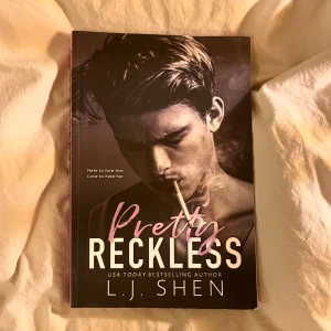 Pretty Reckless - Säljer boken ”Pretty Reckless” av L.J. Shen (2019, Engelska) i nyskick! Boken är oläst, har inga märkningar eller böjda kanter. Svarta fläckar på sidan (se sista bild). Ingen retur. Packar boken i flera lager för att minska risken för skada under leverans. Kan skicka med post eller mötas upp i Uppsala! Det är bara att skriva om du har några frågor! <3