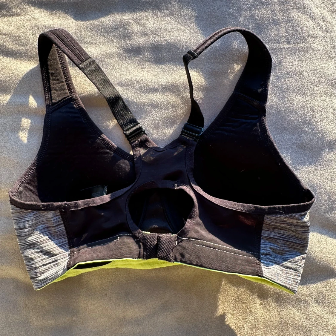 Grå och svart sport-bh från H&M - 90