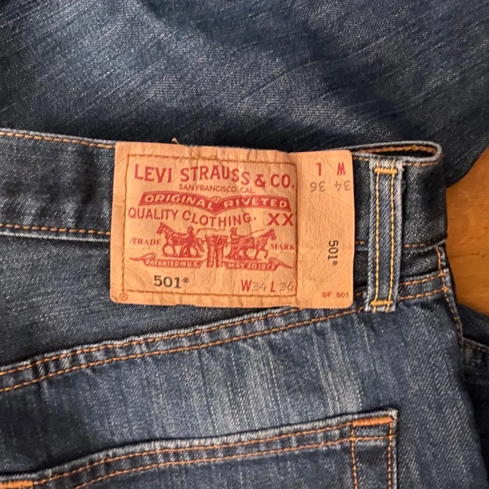 blåa levis jeans i modellen 501, storlek W34/L36. bra skick! har ingen bild med de på men kan fixa om det önskas :) skriv om du har några frågor!. Farkut & Housut.