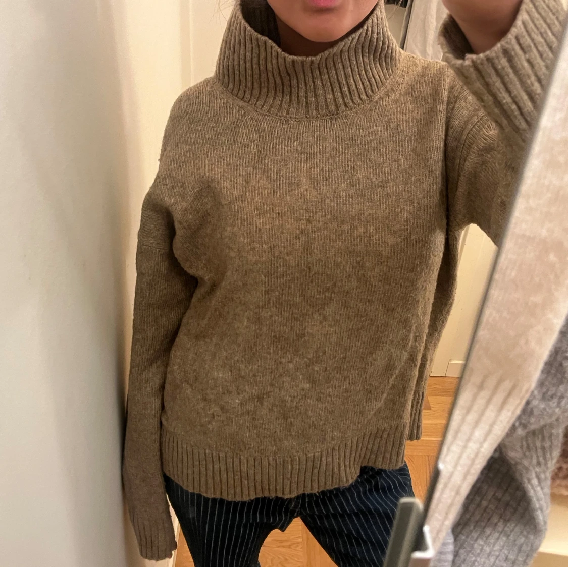 Brun stickad polotröja