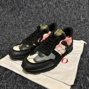 Valentino Rockrunners - Säljer ett par unika och snygga rockrunners i stl 43! Skorna är i fint skick, skick 9/10! Dustbags medföljer vid köp av skorna! Hör av er vid minsta fundering eller fråga! DM vid intresse! 