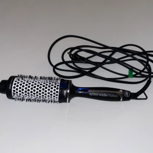 Värmeborste Björn Axén - Keramisk värmeborste på 38mm, från OBH Nordica Björn Axén Tools. Köpt för ca 550kr förra året. Fungerar utmärkt men har inte kommit till användning.