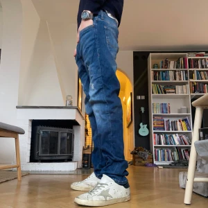 Jack & Jones Jeans  - Storlek 29/32. Knappt använda. Slim fit passform med slitningar och orange sömmar. 