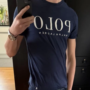 Ralph lauren t-shirt mörkblå - Mörkblå ralph lauren t-shirt. Med vitt tryck på framsidan. Skick 10/10