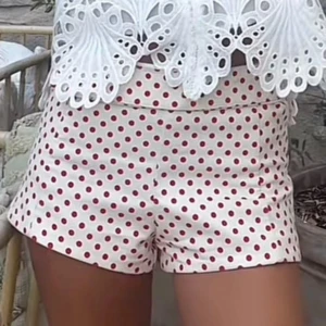 Prickiga shorts från Zara - Snygga vita shorts från Zara med röda prickar❣️❣️