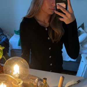 Svart kofta med volangkrage - Säljer en svart kofta med fina volangdetaljer vid kragen och knappar framtill. I storlek L/XL men är väldigt små i storleken och sitter tight på mig som vanligtvis är S. Pris kan diskuteras. Säljer även en likadan i grön.