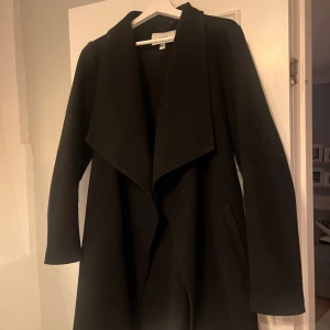 Svart kappa från VILA - Svart kappa från Vila köpt för 1 år sedan. I bra skick men finns tecken på användning. I storlek 36.💕